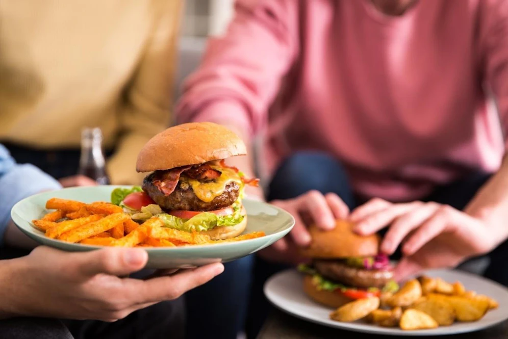<b>Wer sich einen Burger in den teilnehmenden Restaurants gönnt, trägt zur Rettung der Donauuferbahn teil.</b>