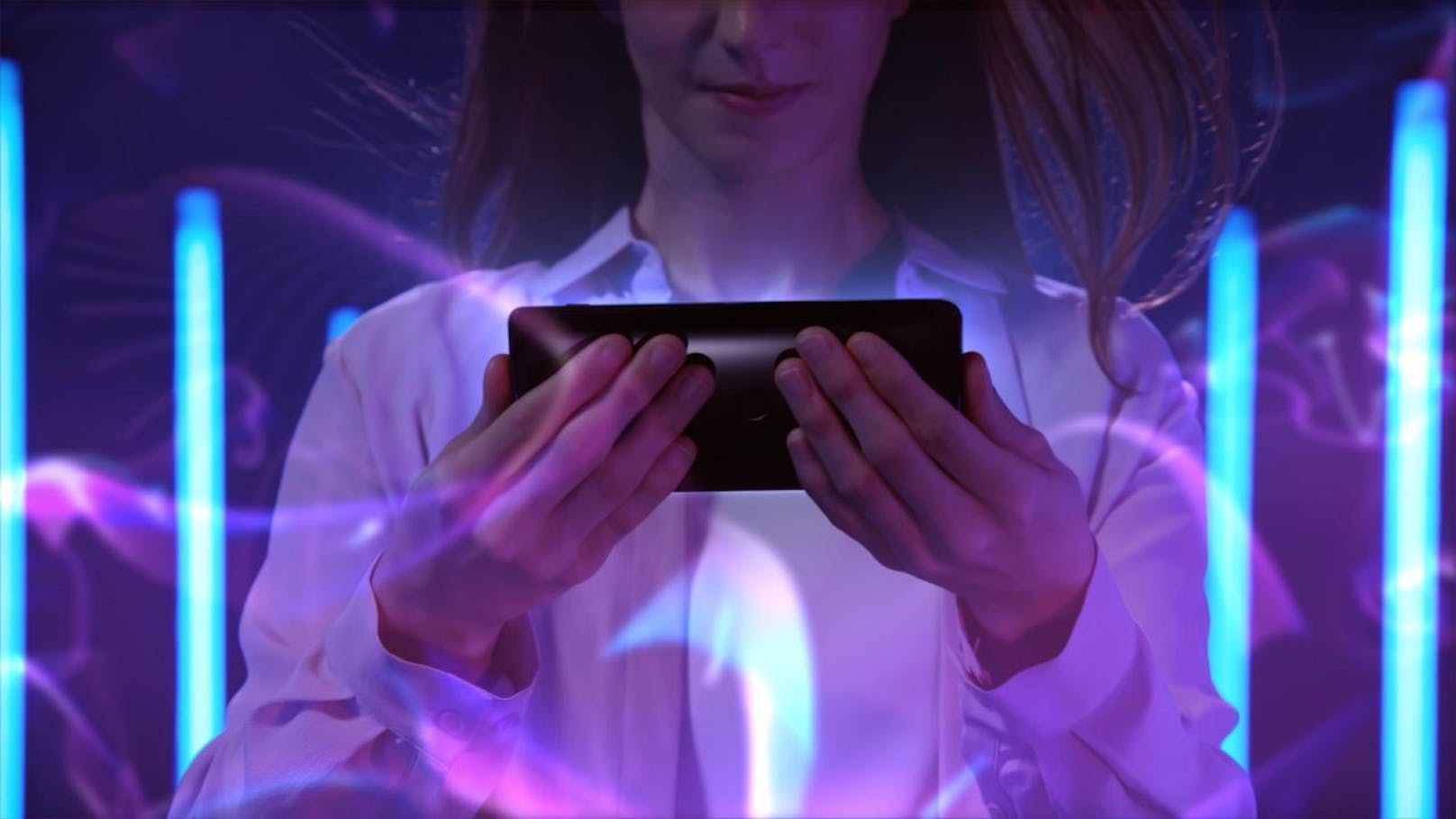 Sony Mobile präsentiert das neue Premium-Smartphone Xperia XZ3. Das Xperia XZ3 ist das erste Smartphone von Sony mit OLED-Technologie, die in Verbindung mit der BRAVIA TV Technologie für eine noch realistischere Darstellung von Farben und Kontrast sorgt. Das randlose, geschwungene Display besteht ebenso wie die Rückseite des Xperia XZ3 aus Corning Gorilla Glas 5. Side-Sense ermöglicht die Bedienung durch einfaches Berühren des Displayrands. Neben einer 19 Megapixel Motion Eye Kamera mit neuer Benutzeroberfläche und automatischer Schnellstartfunktion kommt das Smartphone mit dem Snapdragon 845 Prozessor und der neuesten Android Version 9 (Pie).