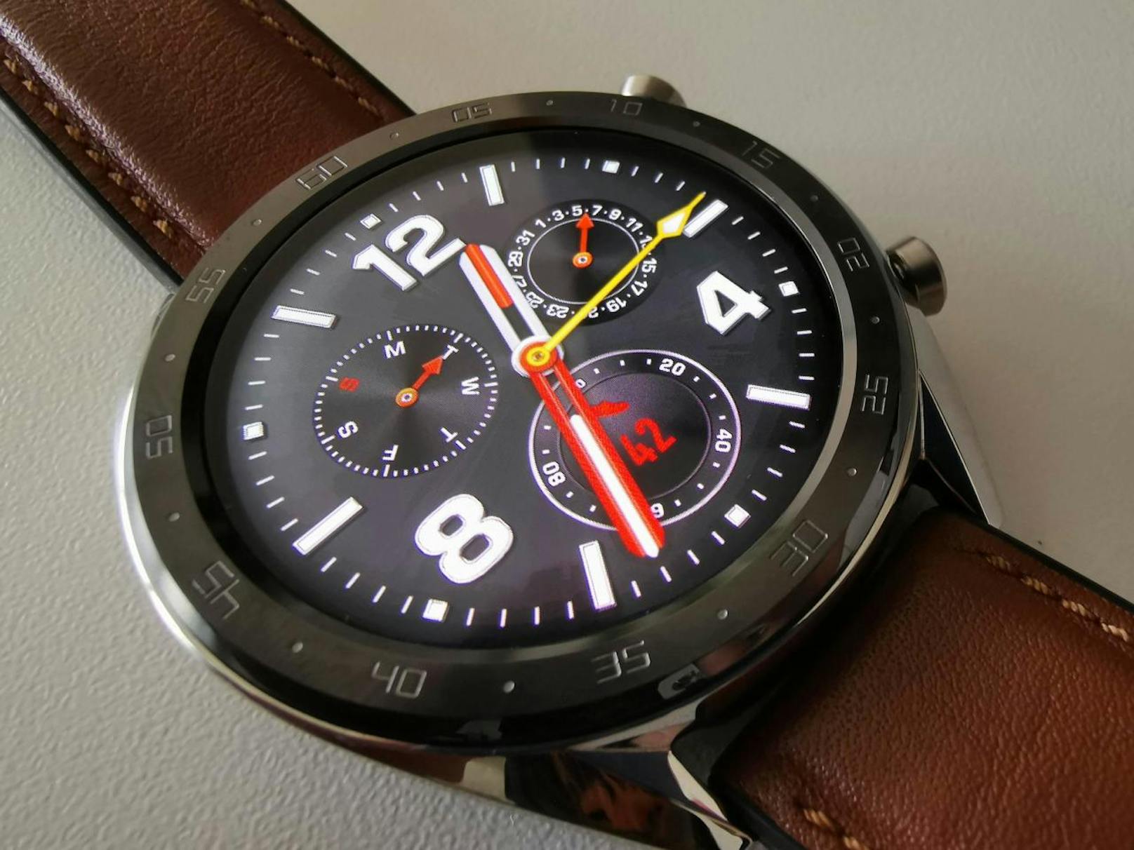 Klassische Smartwatch-Träger werden vielleicht enttäuscht sein, dass die Uhr keine digitalen Bezahlmöglichkeiten unterstützt, ...