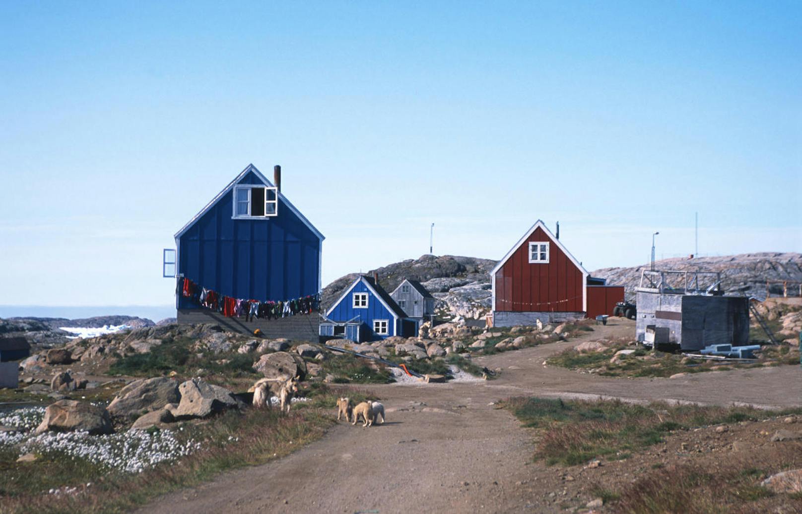 <b>Arctic Circle Trail (Grönland)</b>
Kurz aber außergewöhnlich: Dieser Weg ist zwar nur 170 Kilometer lang, liegt dafür aber in Grönland! Jetzt, wo alle nach Island pilgern, ist das doch eine schöne Möglichkeit. Es wird empfohlen, diese Wanderung im Sommer zu machen, weil sonst Schnee liegt. Sie ist in knapp zwei Wochen zu schaffen. Auf dem Bild ist die erste von sieben Hütten zu sehen, in denen kostenlos übernachtet werden darf. Wäre doch was für die nächsten Sommerferien.
