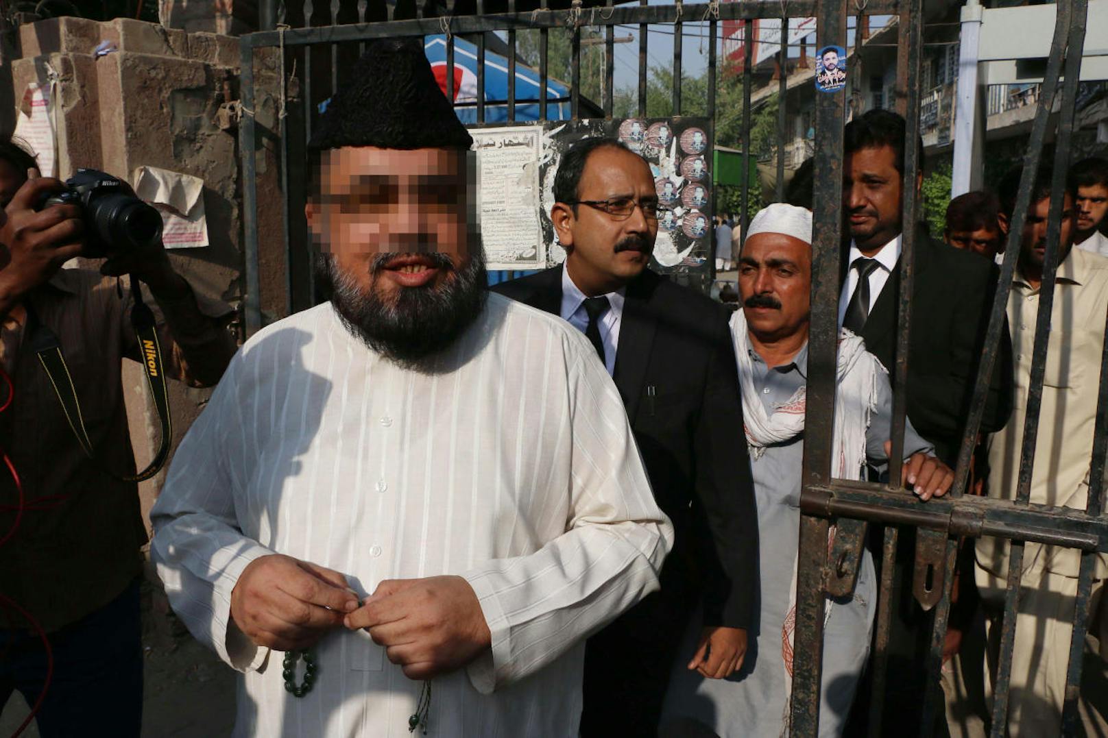 Unter Verdacht: Mufti Abdul Q. verlässt das Gerichtsgebäude, wurde aber kurz danach verhaftet. Ihm könnte eine lange Haftstrafe drohen.