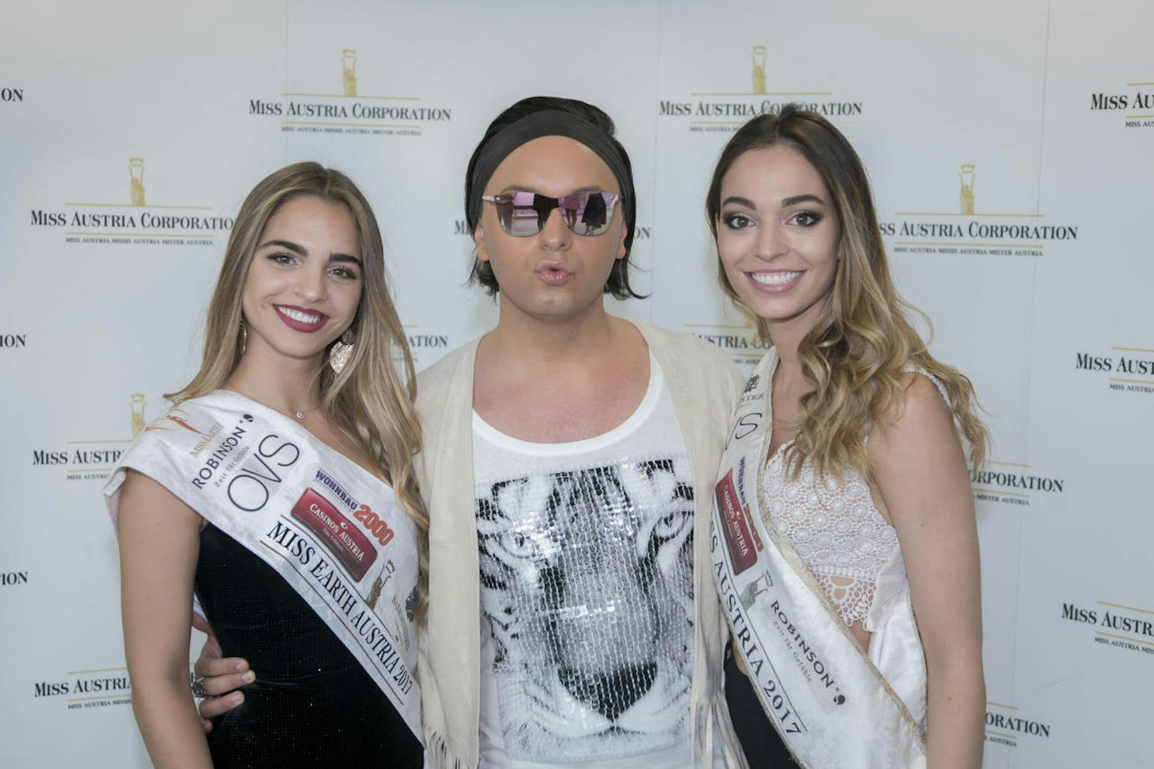 Miss Earth Austria Bianca Kronsteiner und Miss Austria 2017 Celine Schrenk zusammen mit Schauspieler Julian FM Stöeckel.