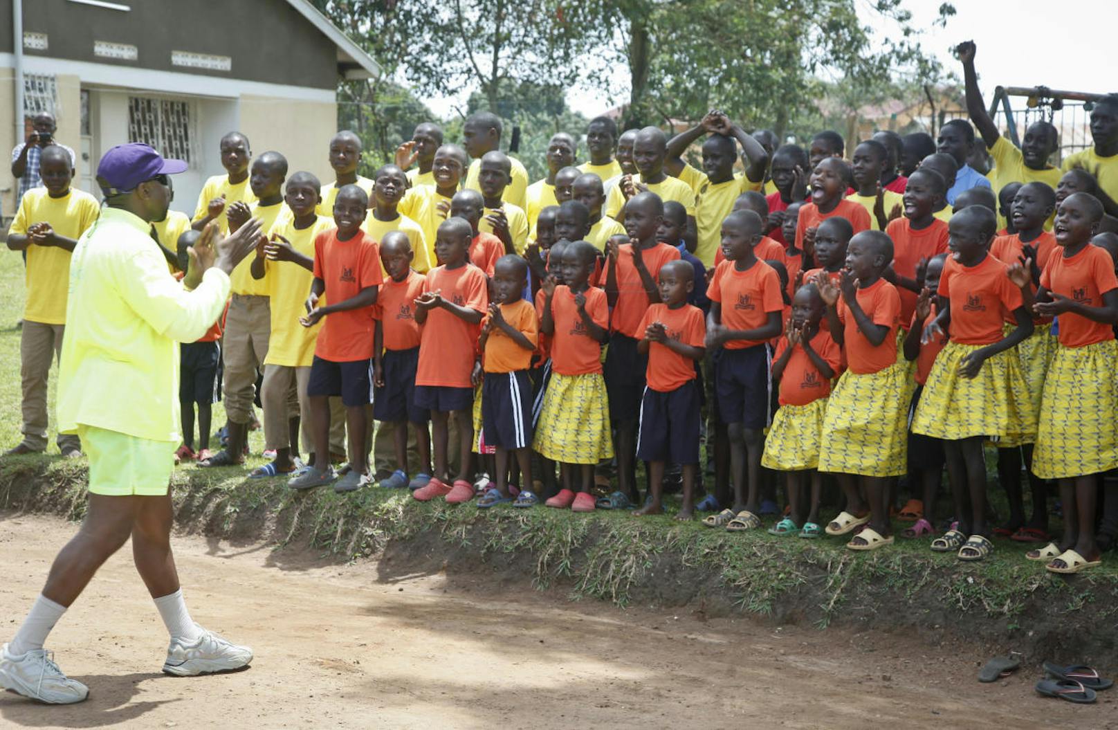 Download von www.picturedesk.com am 18.10.2018 (07:42). 
Rapper Kanye West, left, claps as children sing during a visit to the Uganda Women's Effort to Save Orphans (UWESO) Children's Village in Masulita, outside Kampala, in Uganda Tuesday, Oct. 16, 2018. (AP Photo/Stephen Wandera) - 20181015_PD9793
