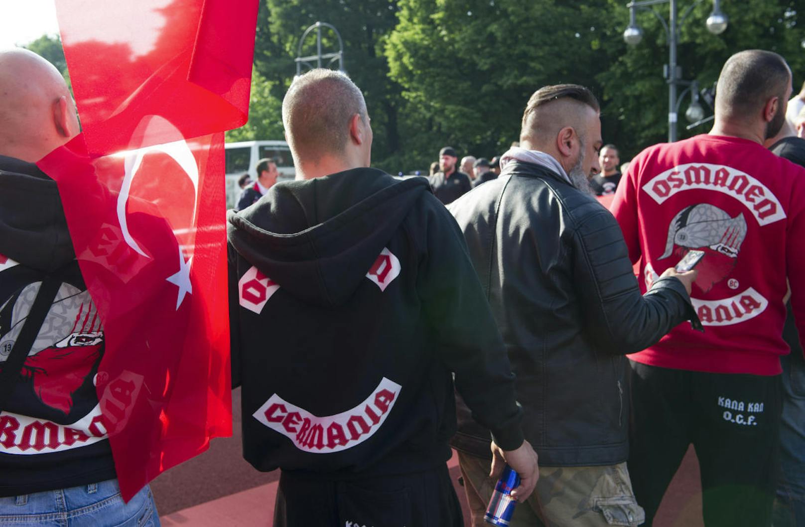 Rocker der "Osmanen Germania" demonstrierten 2016 in Berlin gegen die Entscheidung des Bundestages, den türkischen Völkermord an den Armeniern als solchen anzuerkennen.