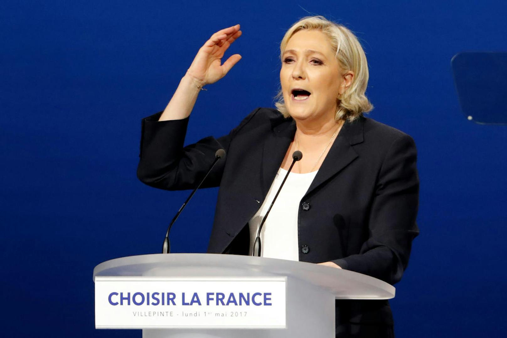 Wegen ihrer parlamentarischen Immunität als EU-Abgeordnete konnte sie dazu nicht gezwungen werden. Le Pen war 2009 bis 2017 Abgeordnete des EU-Parlaments.