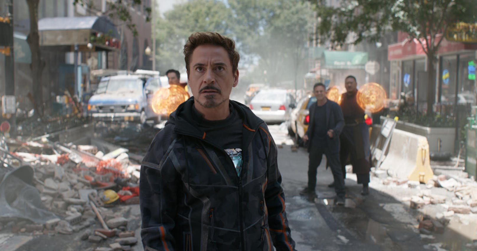 Von links: Tony Stark/Iron Man (Robert Downey Jr.) w/ Doctor Strange (Benedict Cumberbatch), Bruce Banner (Mark Ruffalo) und Wong (Benedict Wong) werden Zeugen der Zerstörung durch Thanos' Raumschiff. 