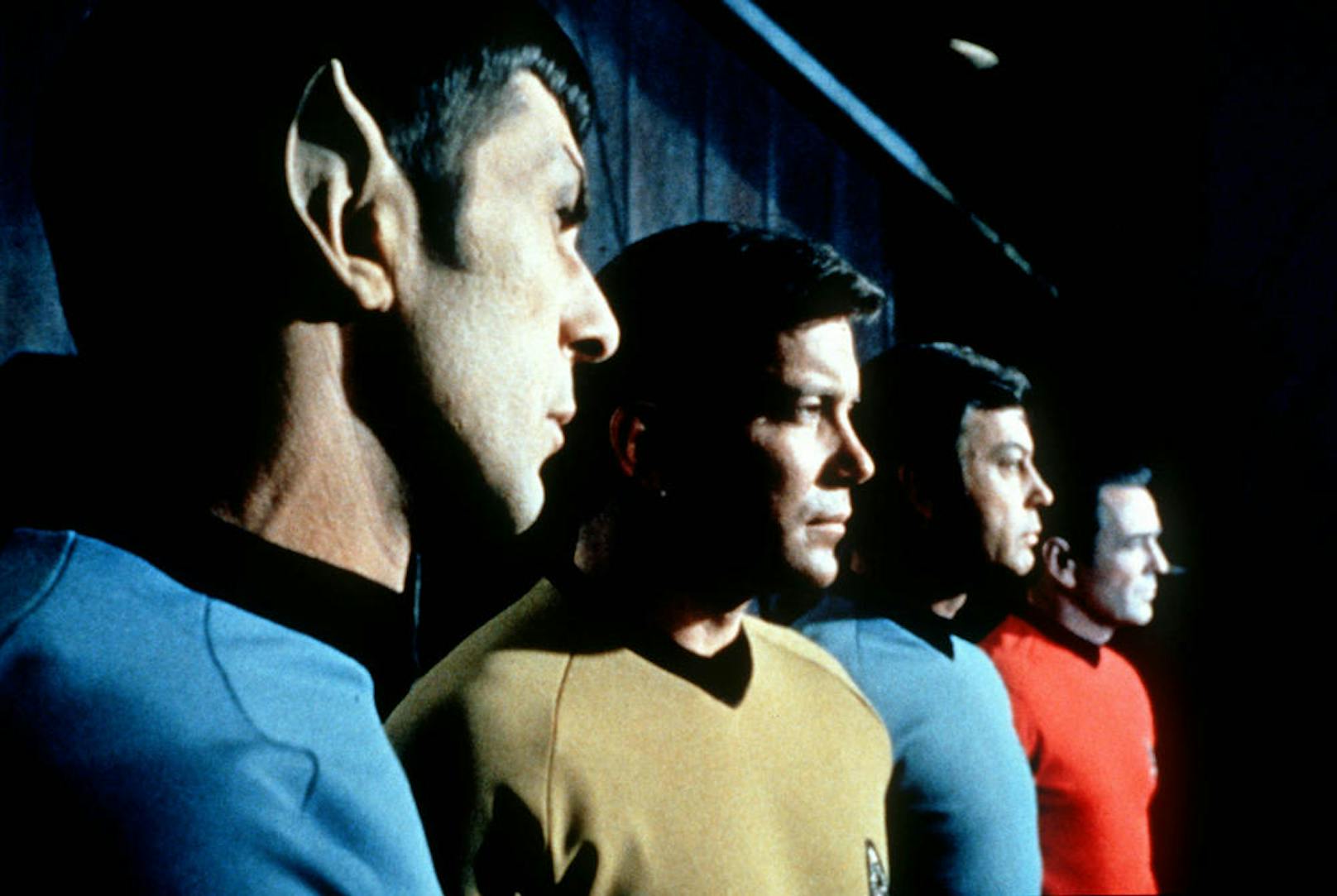 Die Crew der USS Enterprise v.l.n.r. Leonard Nimoy als Commander Spock, William Shatner als Captain Kirk, DeForest Kelley als Doctor McCoy und James Doohan als Commander Scott. (undatiertes Archivbild)