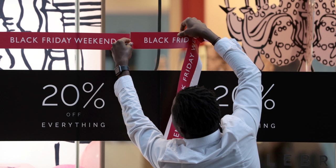 Seit Tagen bereiten Geschäfte ihre Kudnen auf den Black Friday vor.