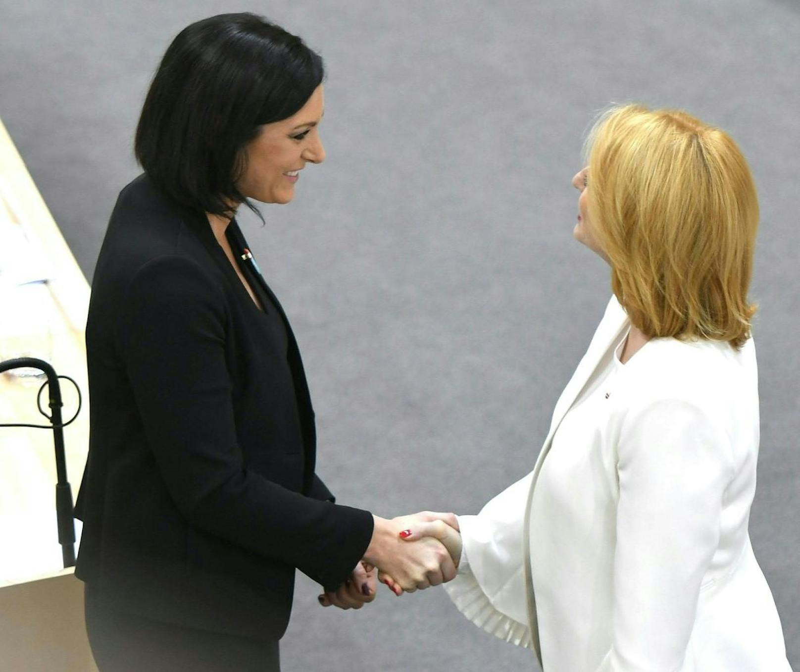 Amtsübergabe: die bisherige 1. Nationalratspräsidentin Doris Bures (r.) und ihre Nachfolgerin Elisabeth Köstinger