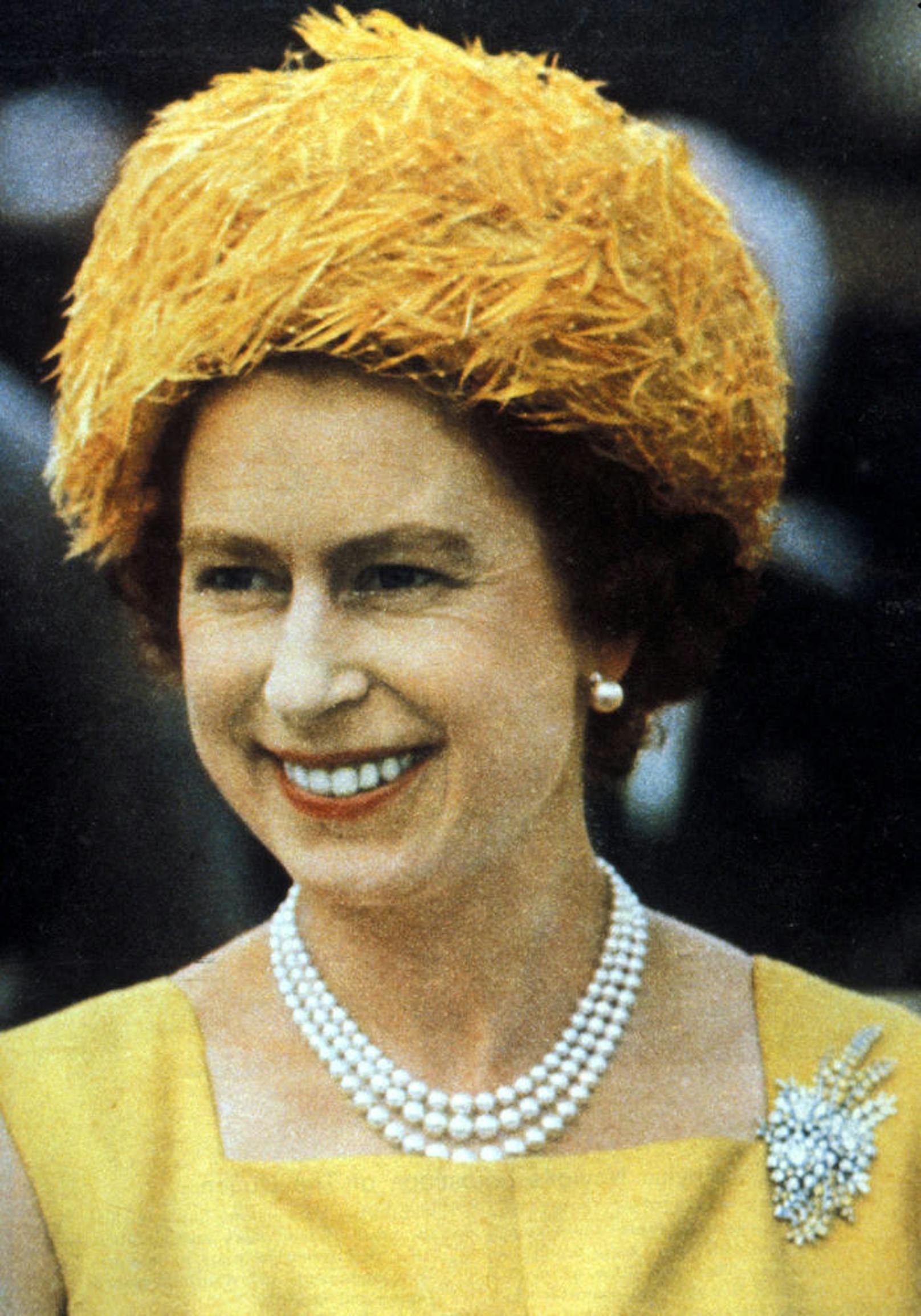 Die Königin und ihr Gemahl sind beide Ururenkel von Queen Victoria, die "Großmutter Europas" genannt wurde. Auch der deutsche Kaiser Wilhelm II. war ihr Enkel. 

Foto: 
1966 - Queen Elizabeth II (Elizabeth Alexandra Mary Windsor) befindet sich auf Auslandsreise in Indien.