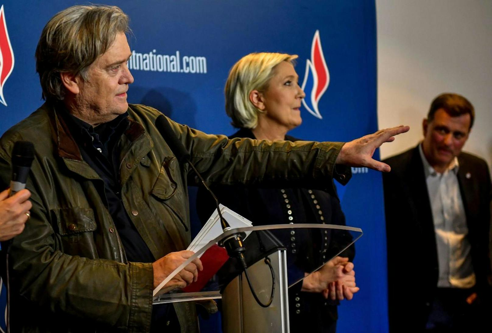 Die Front-National-Chefin Marine Le Pen verfolgte die frei gehaltene Ansprache Bannons von der ersten Reihe aus.
