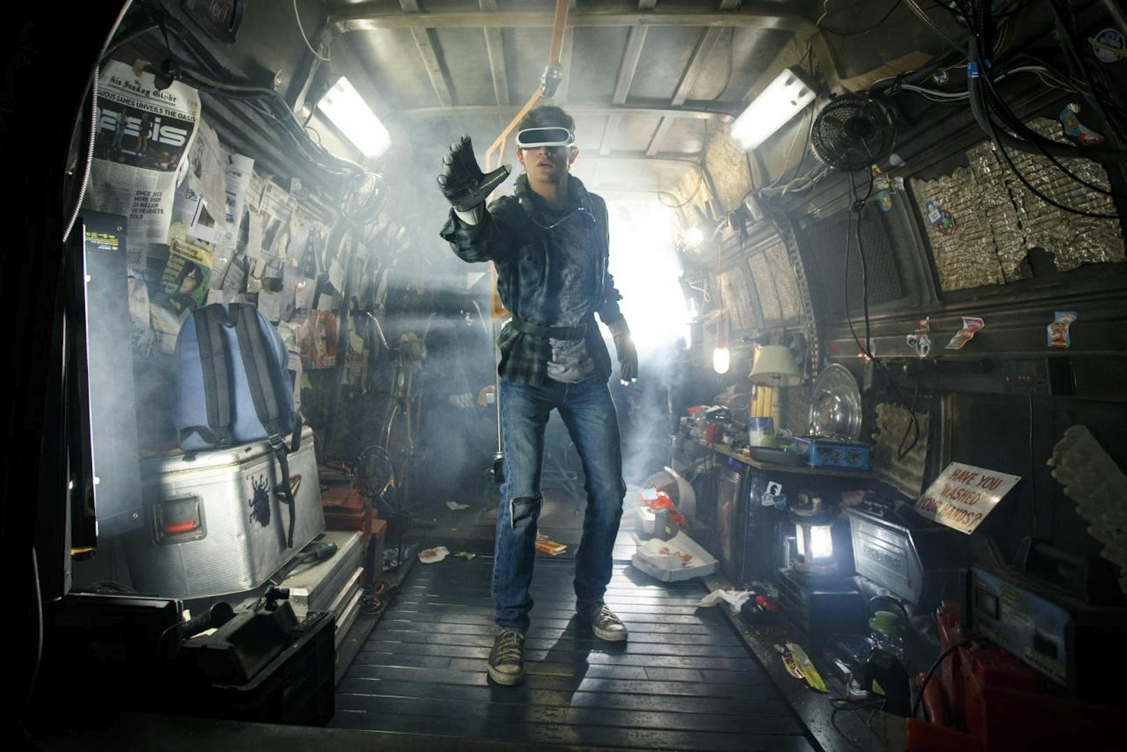 Neues Sci-Fi-Spektakel von Steven Spielberg: Tye Sheridan in der virtuellen Welt von "Ready Player One" nach einem wertvollen Easter Egg. Kinostart: 6. April.