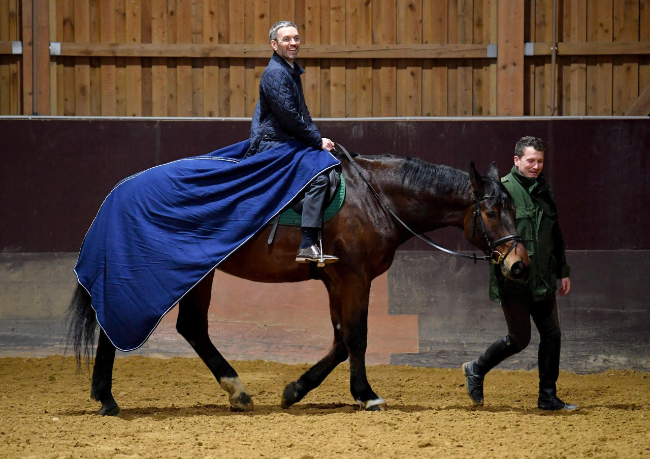 Symbolfoto von Herbert Kickl beim Reiten