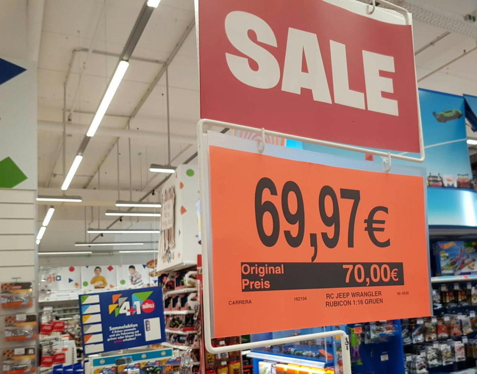 "Neulich beim Einkaufen entdeckt...Eine Kundenverarsche??", schreibt "Heute"-Leser Tomasz P. In einem Spielzeuggeschäft in Niederösterreich entdeckte er dieses vermeintliche Schnäppchen, das keines ist.

Statt 70 Euro kostet der Spielzeug-Jeep "nur noch" 69,97 Euro. #Preisfail