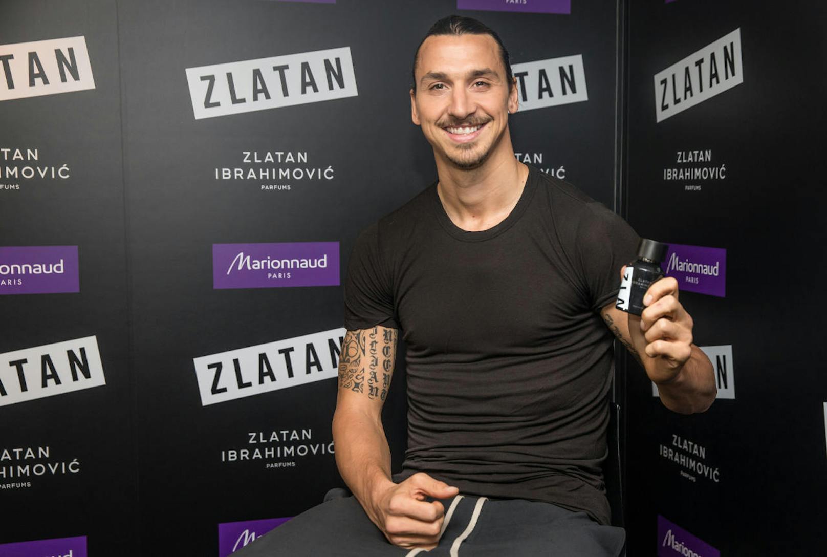 Zlatan Ibrahimovic stellt am 27. Oktober 2015 in Paris sein nach ihm benanntes Parfüm vor. 