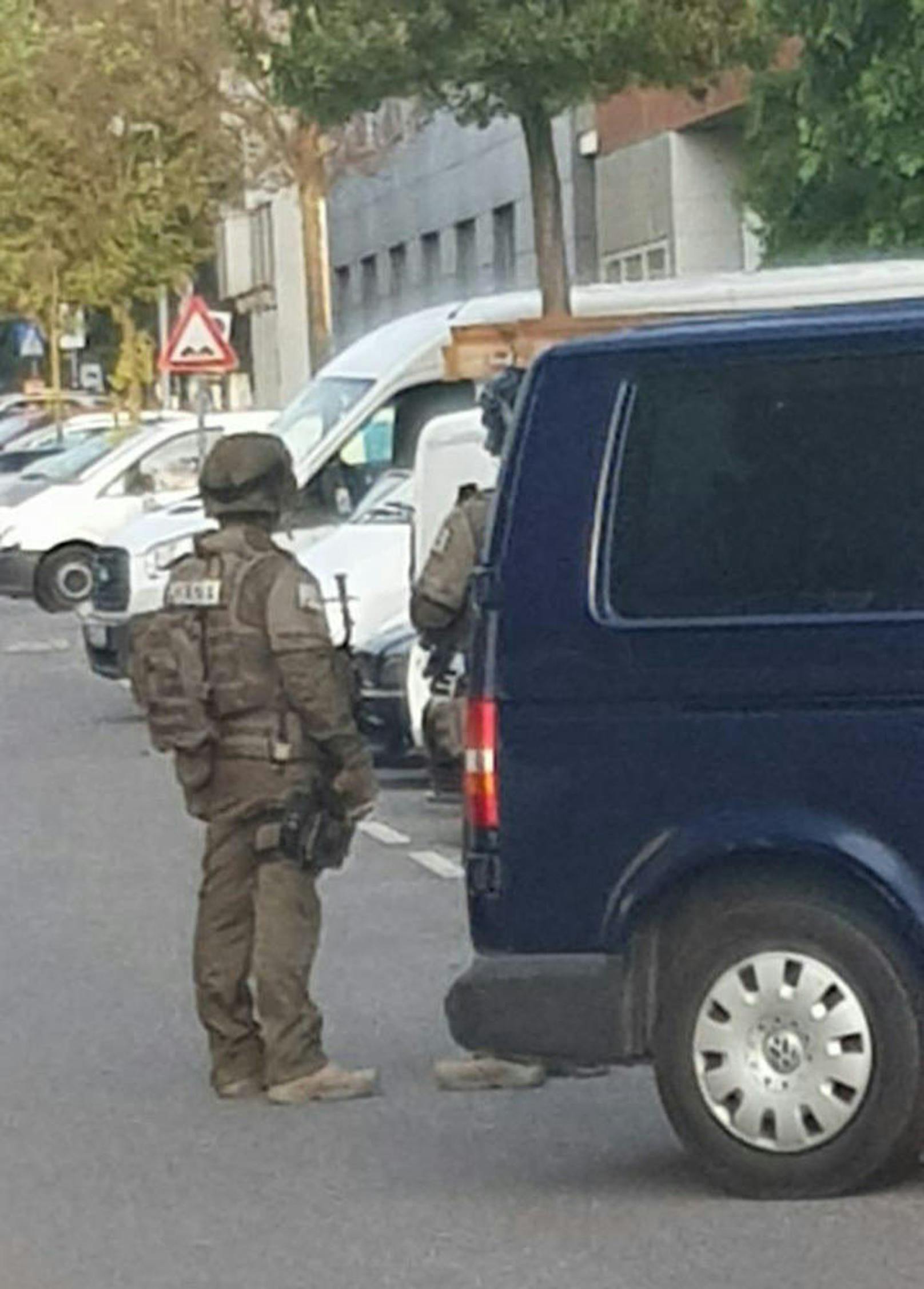 Schwer bewaffnete Polizisten waren am Freitag Morgen in Wien-Liesing im Einsatz.