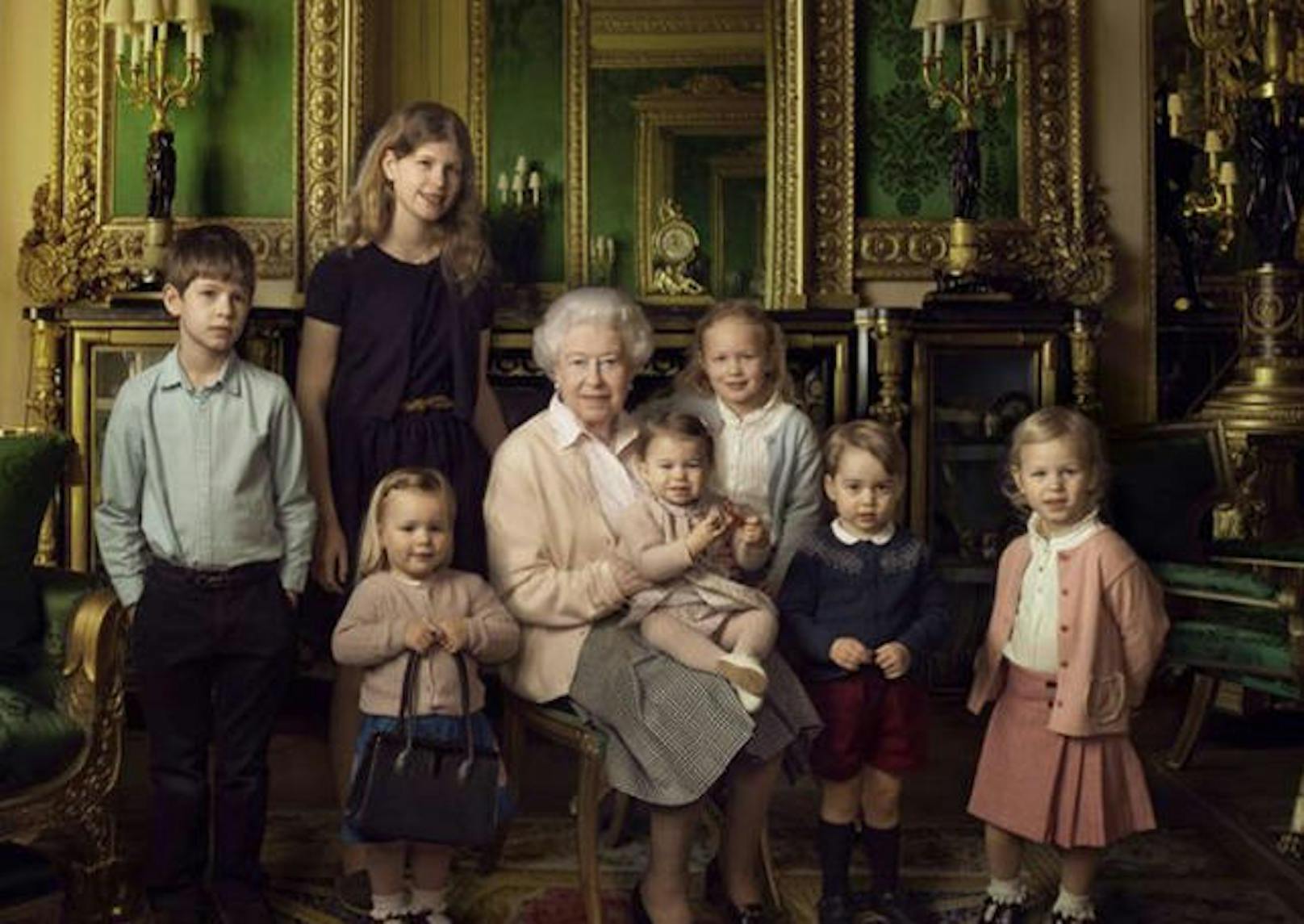 Queen Elizabeth II. hat 30 Patenkinder.

Foto: 
April. 2016: Queen Elizabeth mit ihren Enkeln und Urenkeln anlässlich ihres 90. Geburtstags.
