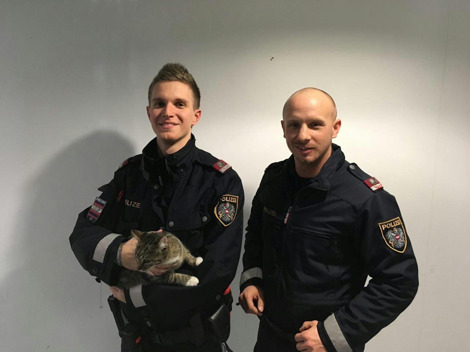 Inspektor Sebastian P. (links) und Inspektor Gregor K. (rechts) bemerkten bei ihrem Streifendienst den Korb mit der ausgesetzten Katze.