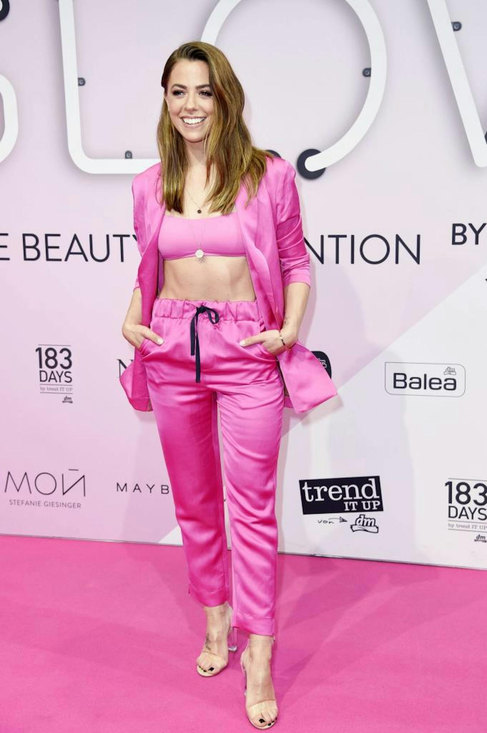 Vanessa Mai ganz in pink auf einer Beauty Convention am 31. März 2019