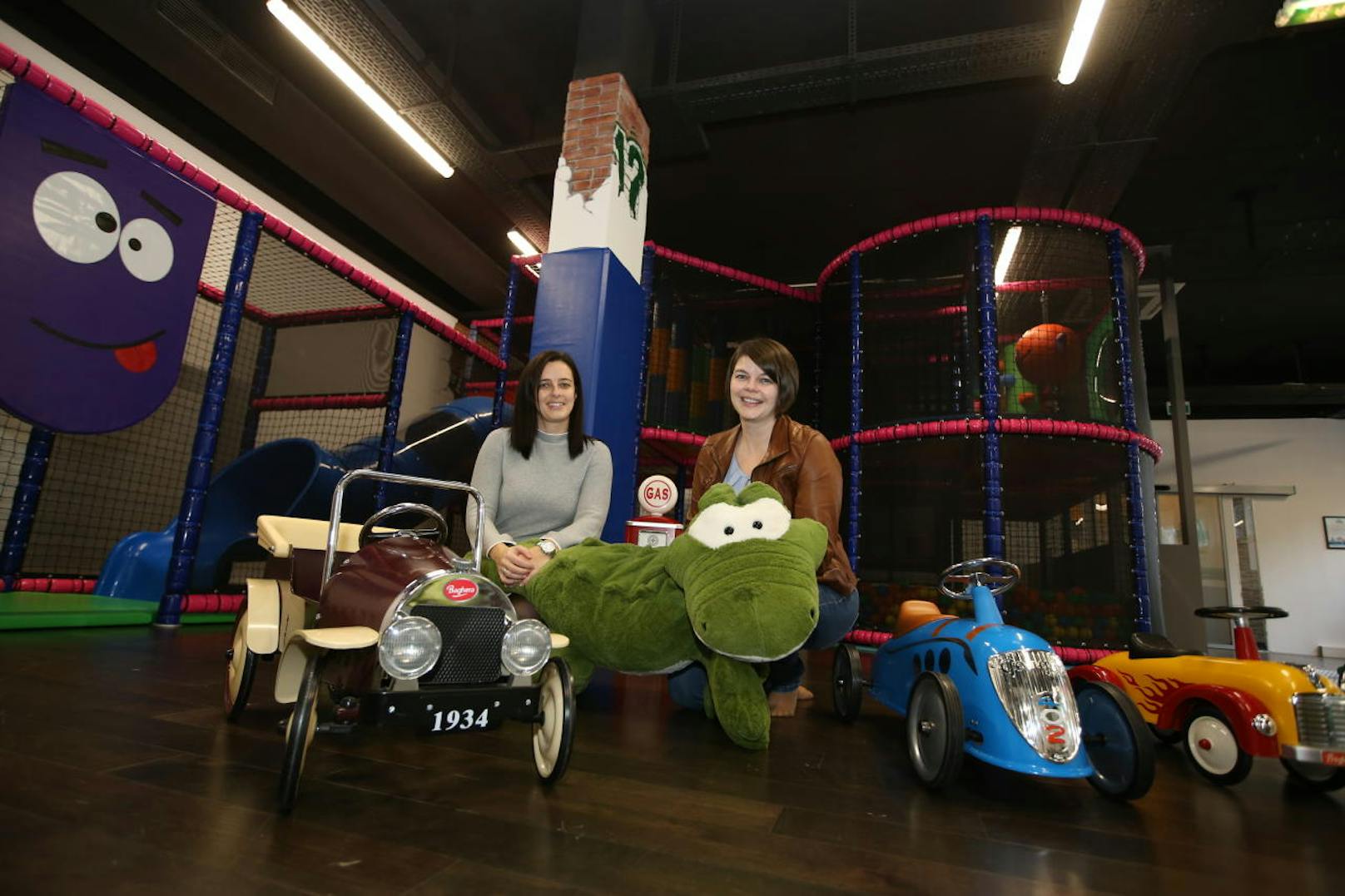 Die "Coccodrillo"-Gründerinnen Tamara Baumgartner-Renner (l.) und Manuela Renner mit dem Maskottchen Walter.