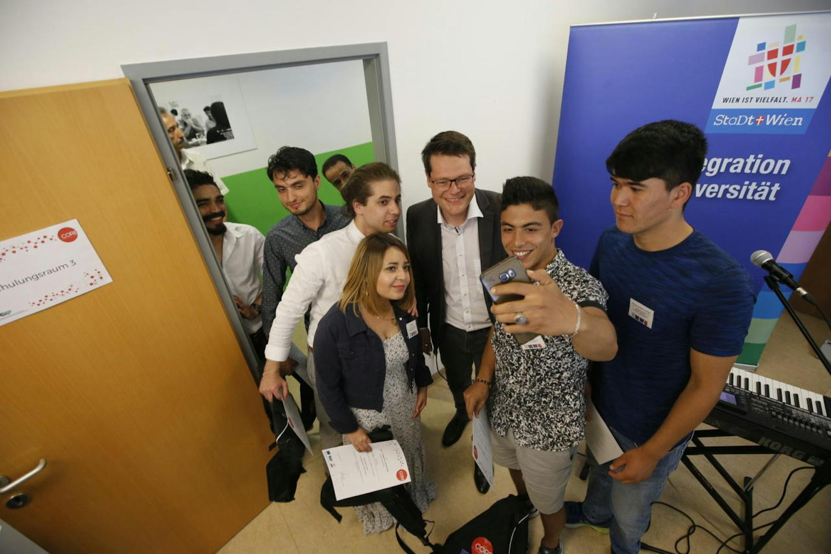 Selfie mit Peer-Mentoren und Jürgen Czernohorszky