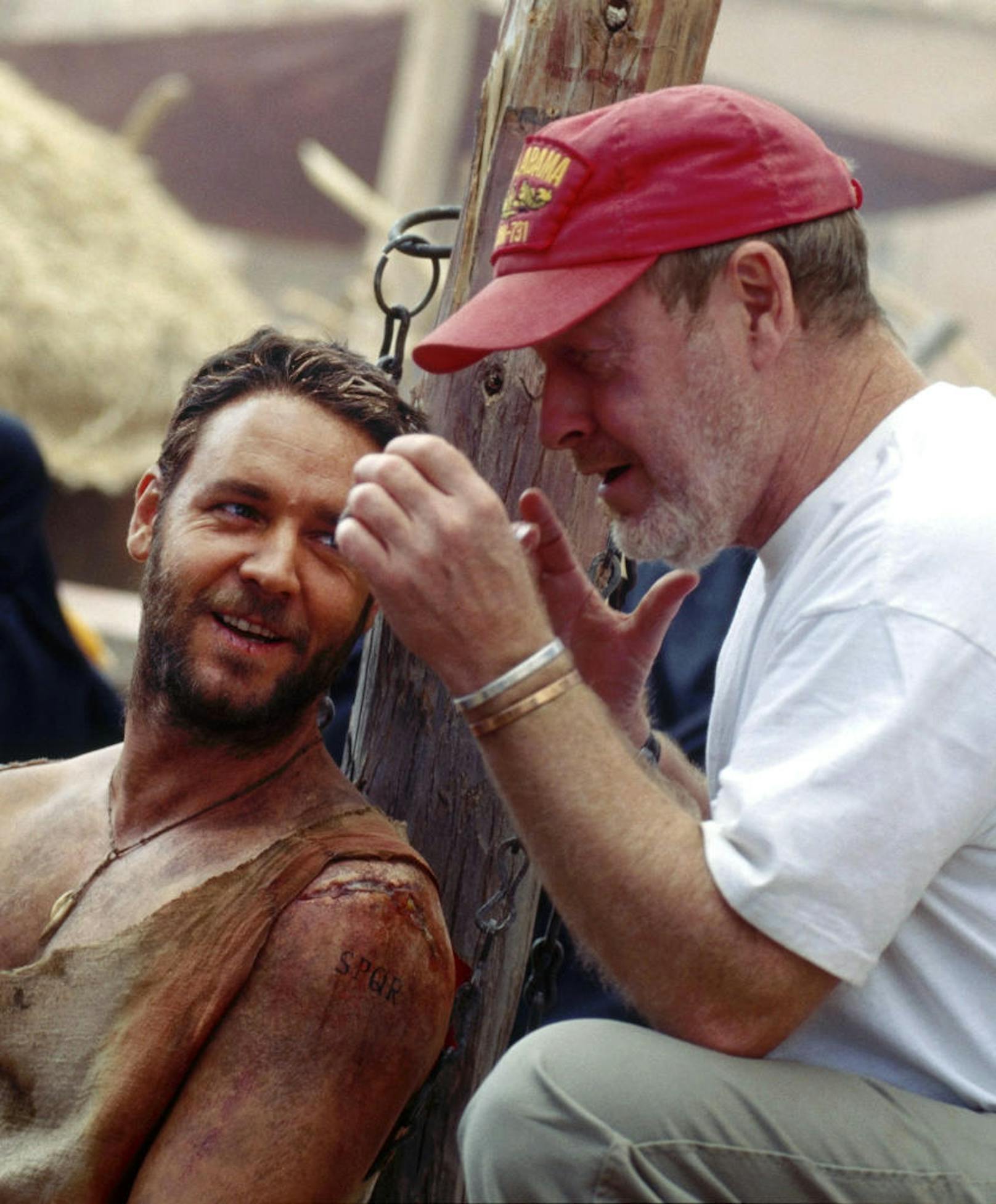 Ridley Scott mit seinem "Gladiator" Russell Crowe am Set von "Gladiator"