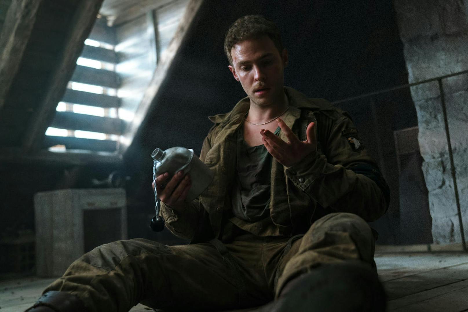 Iain De Caestecker als Chase in "Operation: Overlord"