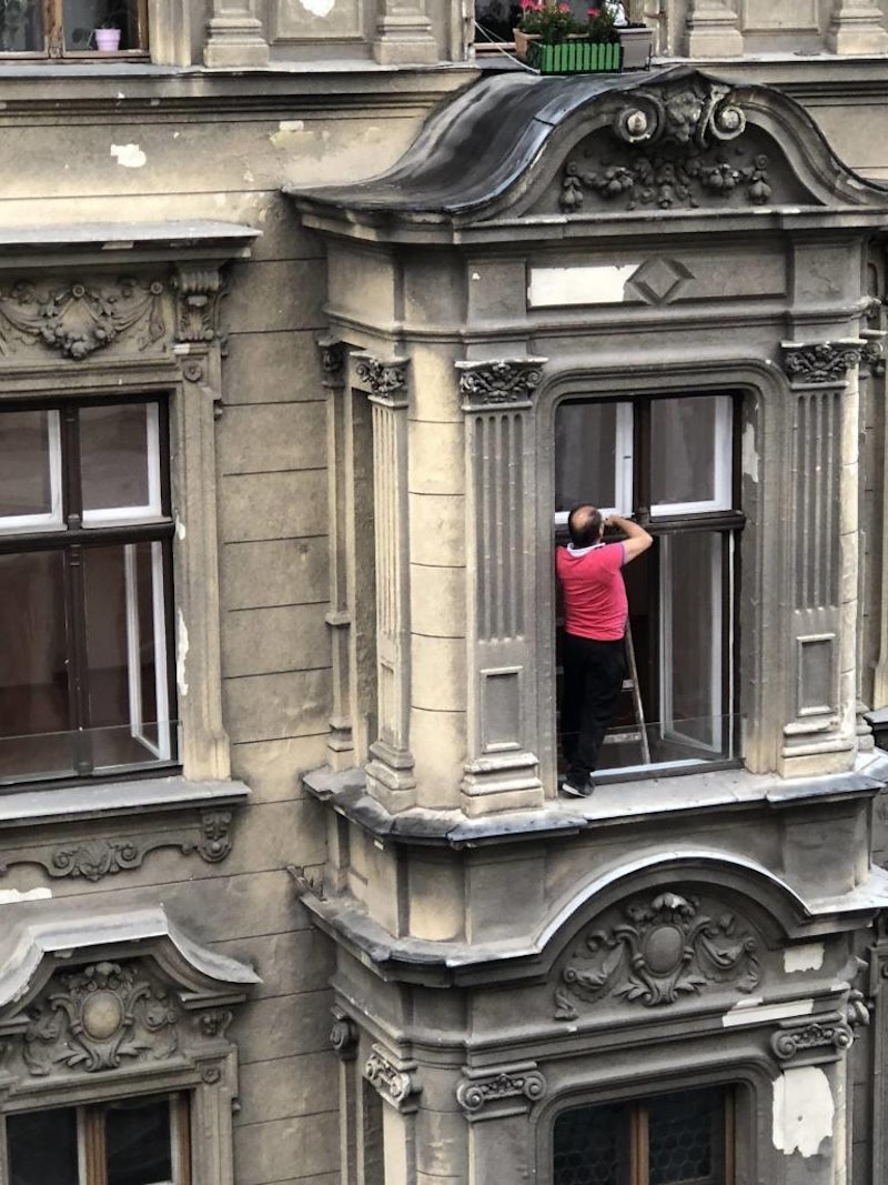 Nichts für Menschen mit Höhenangst: Fensterputzen im 3. Stock.  
