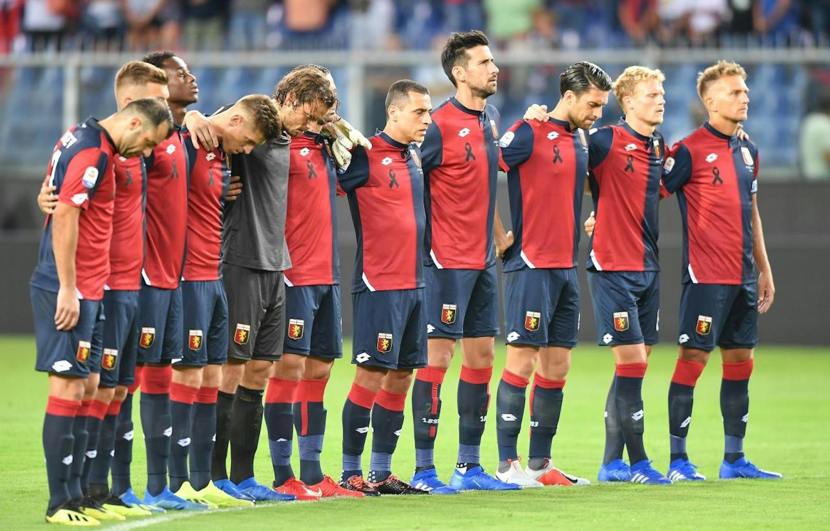 Vor dem Spiel halten die Spieler von CFC Genua eine Schweigeminute ab.