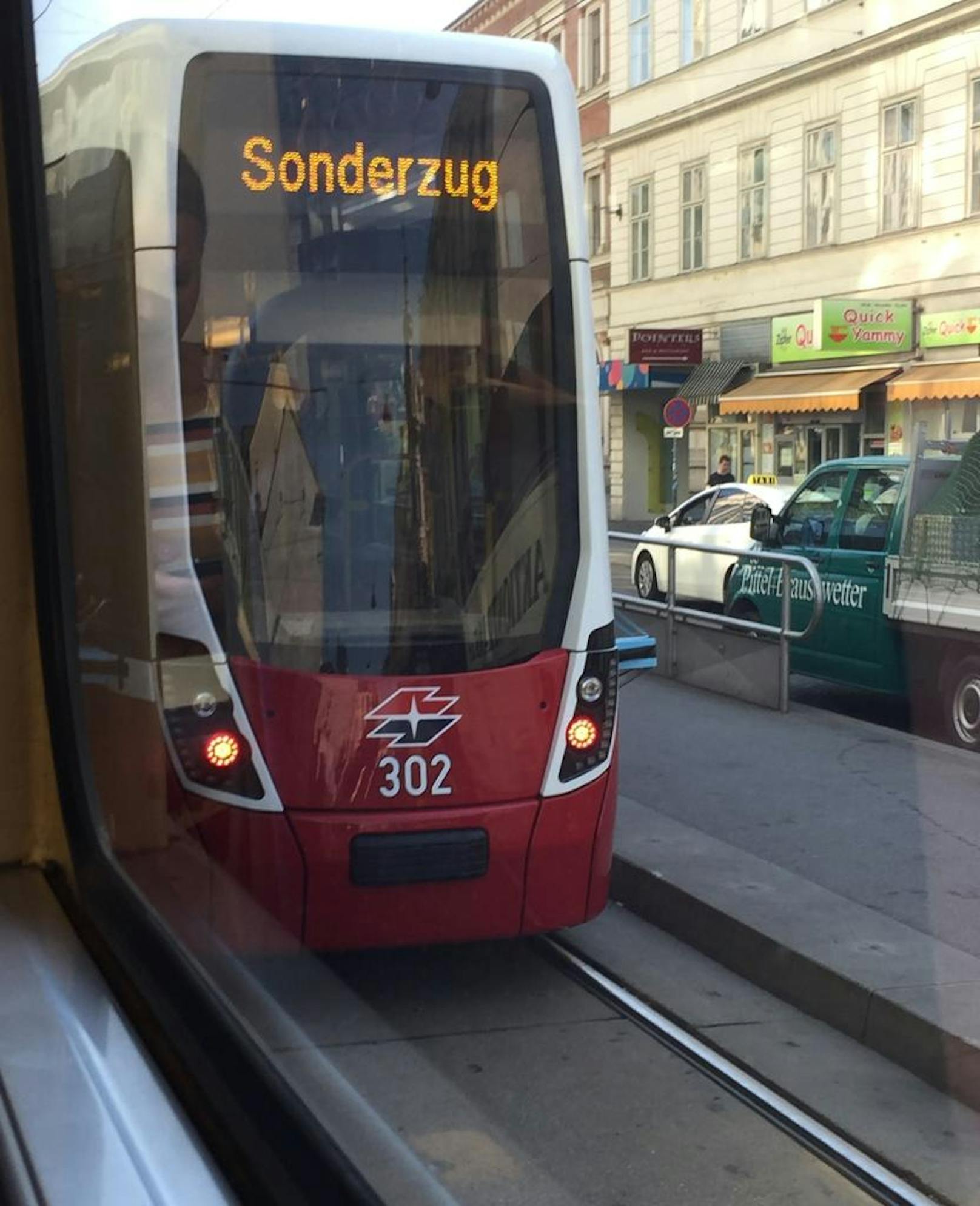 Habe heute morgen am Karlsplatz die neue Straßenbahn gesichtet. 