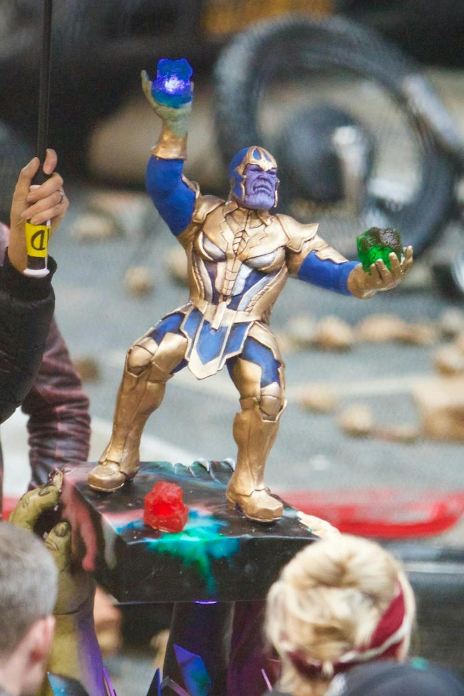 Kein Wunder bei einer so kunstvoll angefertigten Torte, auf der Bösewicht Thanos mit zwei "Infinity Stones" hantierte.