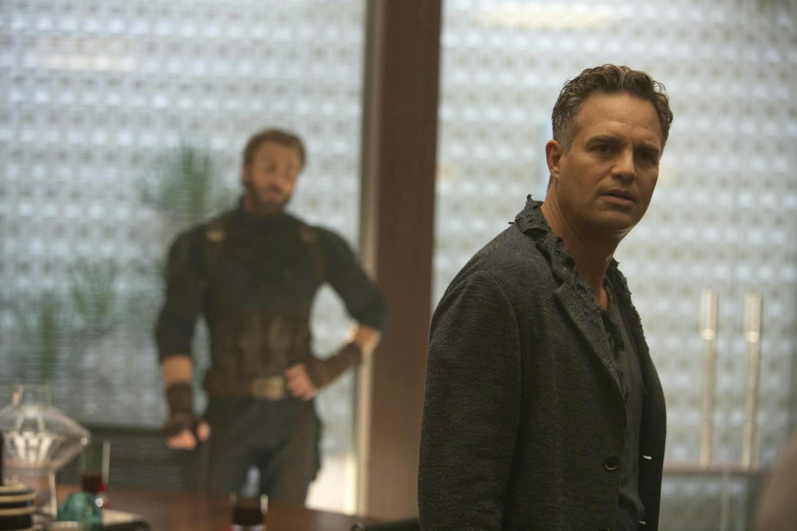 Captain America (Chris Evans, li.) and Bruce Banner (Mark Ruffalo)