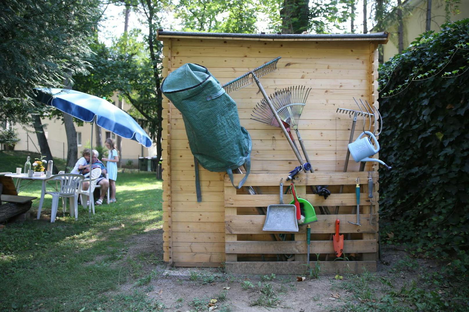 Eine eigene Geräte-Hütte gibt es seit dem heurigen Frühjahr, die Gärtner haben darauf gespart.