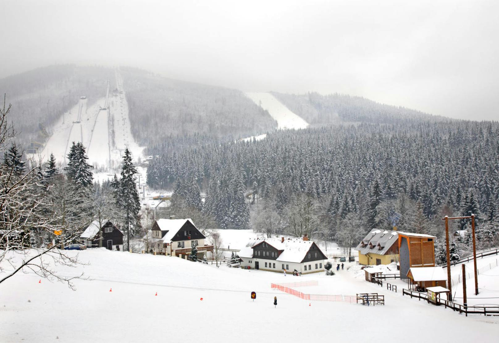 <b>Platz 9: Harrachov, Tschechien</b>
Durchschnittliche Unterkunftspreis für vier Personen: <b>100,25 Euro</b>
Preis für Skipass: <b>26,75 Euro</b>