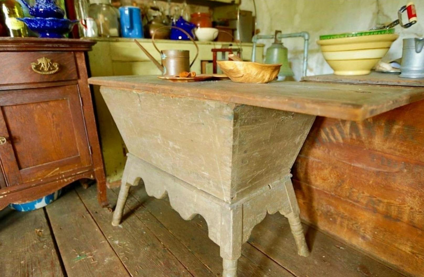 Das genaue Alter dieses Tisches ist unbekannt, er wird aber auf rund 250 Jahre geschätzt.