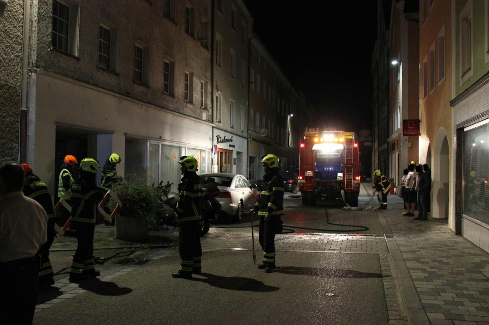 Das Motorrad ging in der Linzer Straße in Braunau in Flammen auf.