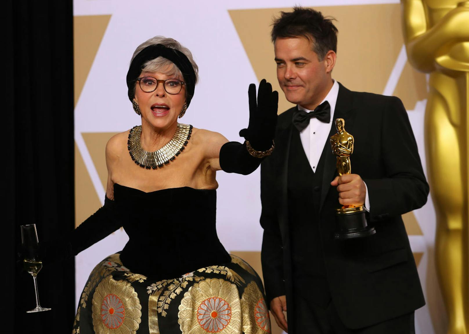 <b>Bester ausländischer Film:</b> Grande Dame Rita Moreno posiert mit dem chilenischen Regisseur Sebastian Lelio der soeben für<b> "A Fantastic Woman"</b> den Oscar gewonnen hat.