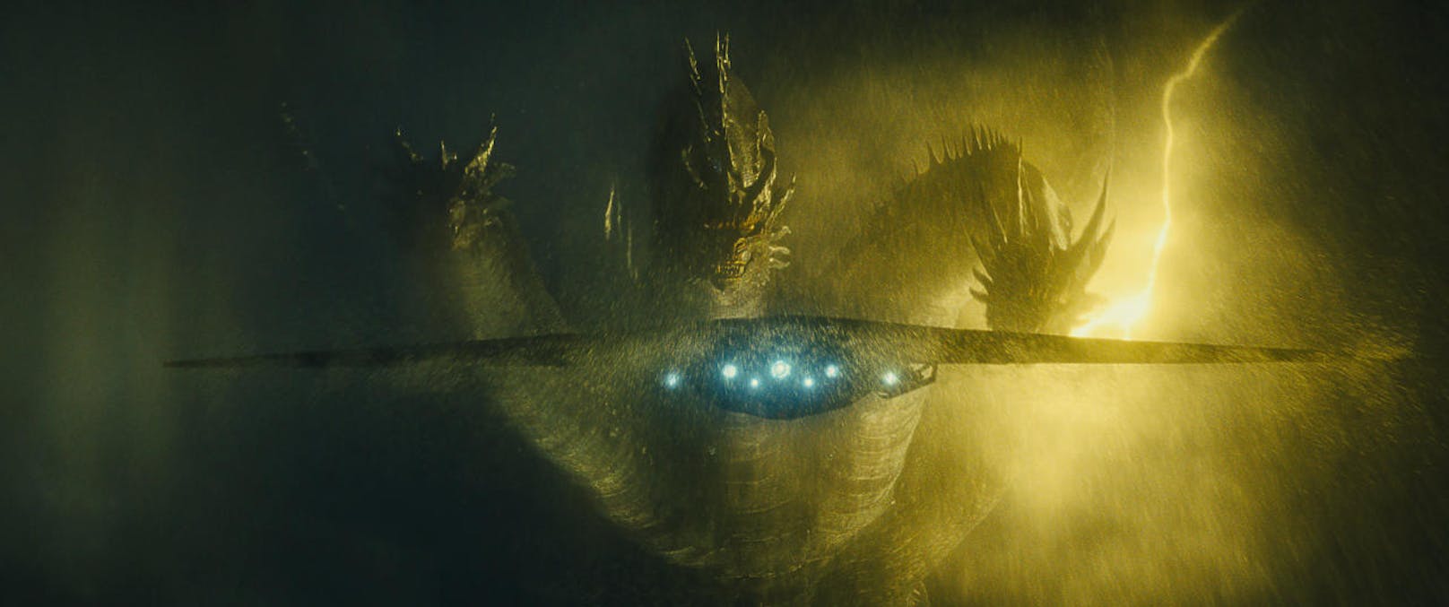 Die Argo im direkten Anflug auf King Ghidorah