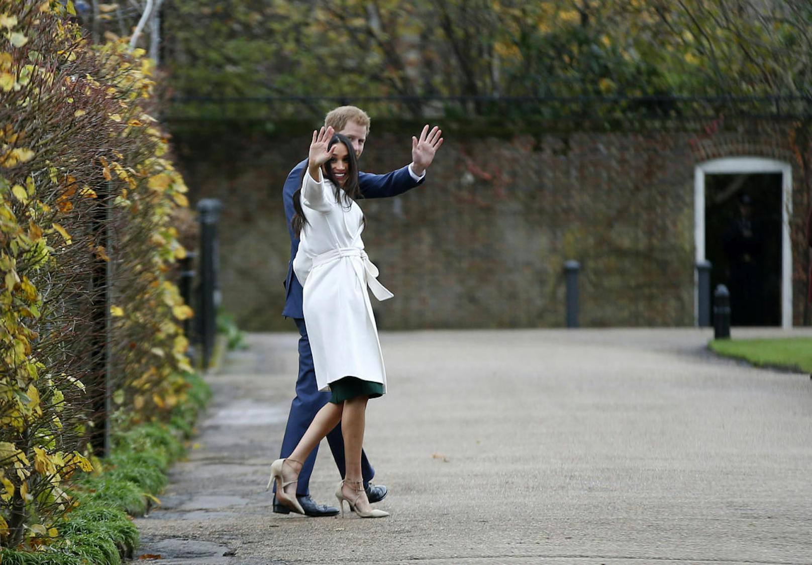 Glücklich verlobt: Prinz Harry (33) und Meghan Markle (36) zeigen sich am Montagnachmittag im Sunken Garden des Kensington Palastes der Presse.
