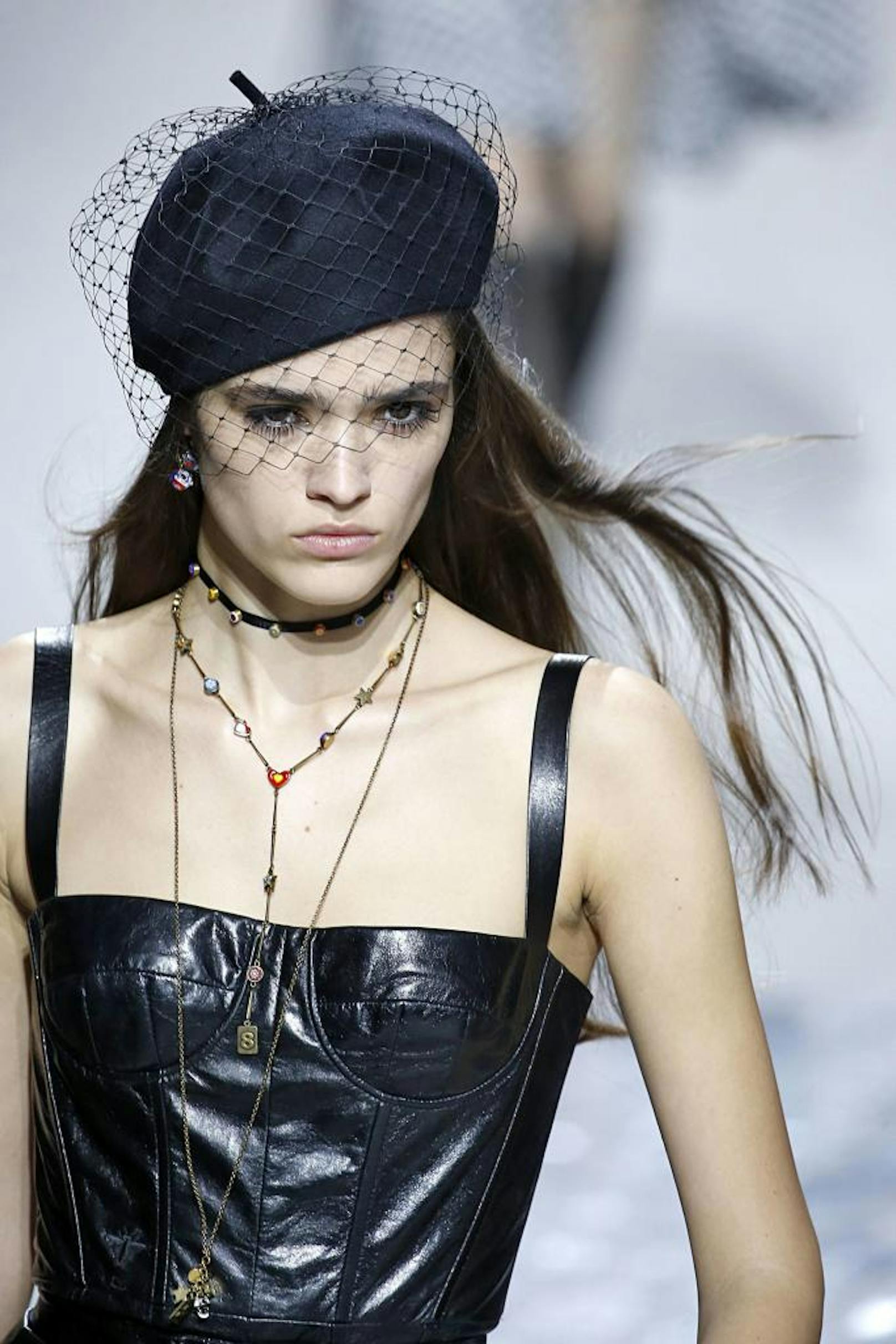 Auch Dior ist auf die Baskenmütze gekommt und gibt ihr mit einem Gesichtsnetz gleich ein Avantgard-Update 