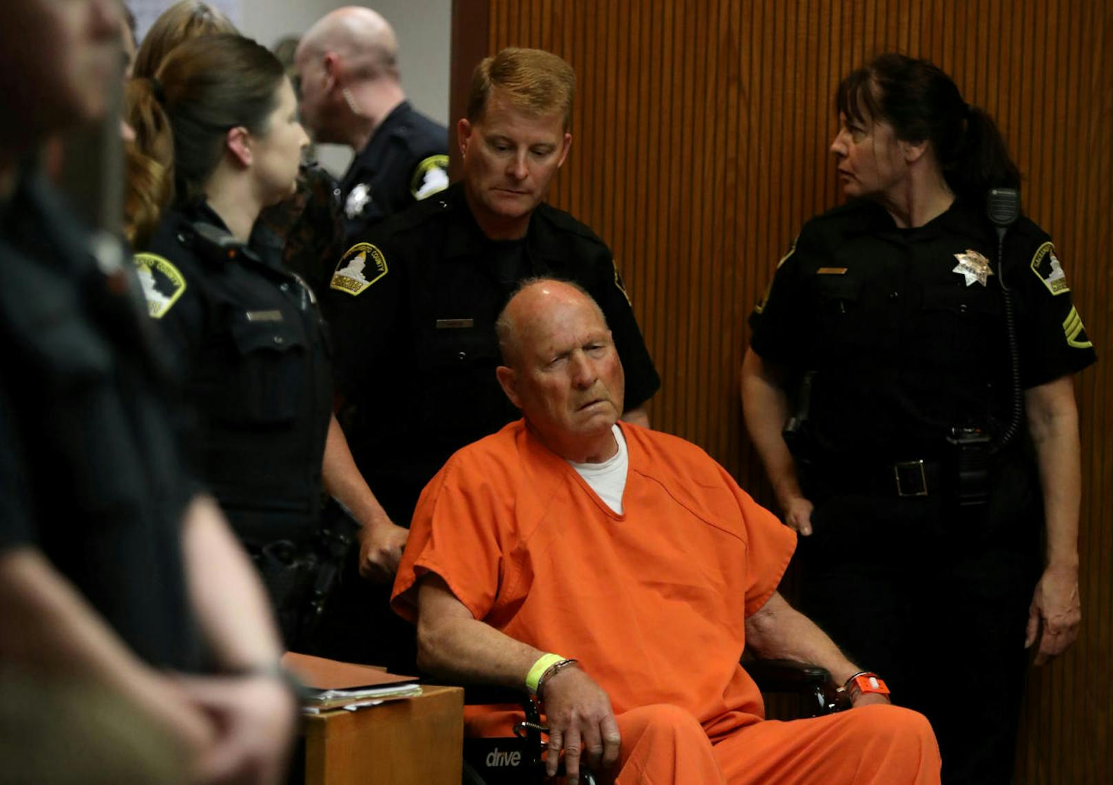 Der 72-jährige mutmaßliche "Golden State Killer" erschien am Freitag erstmals zu einer kurzen Verlesung der gegen ihn erhobenen Vorwürfe vor einem Gericht in Sacramento.