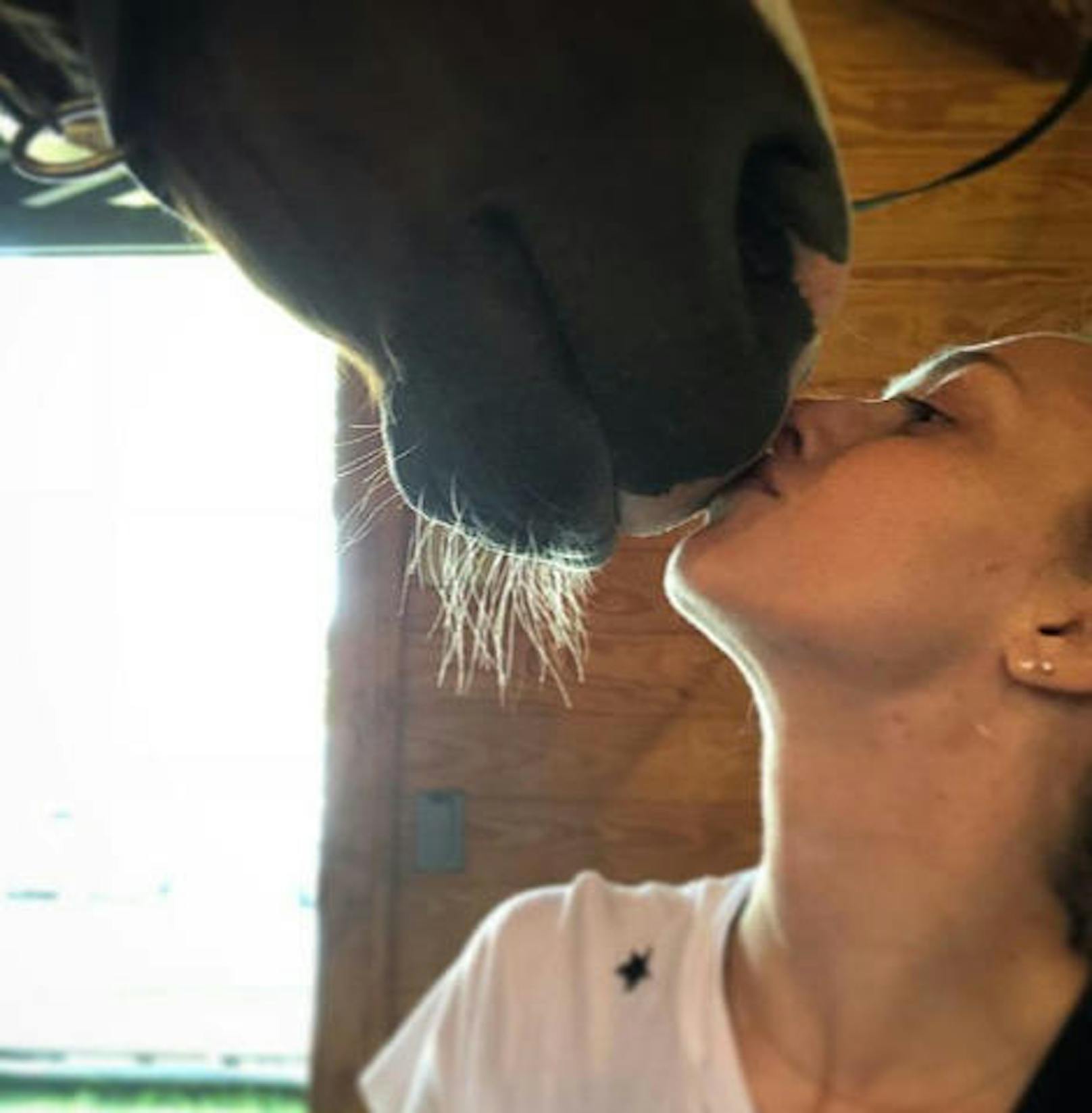 12.08.2018: Schauspielerin Amanda Seyfried zeigt, wie gern sie ihr Pferd hat.