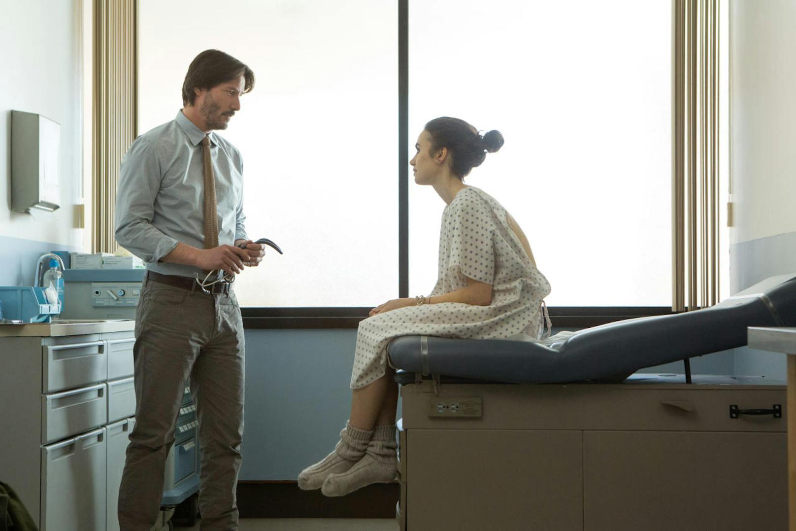 Keanu Reeves und Lily Collins in "To The Bone"