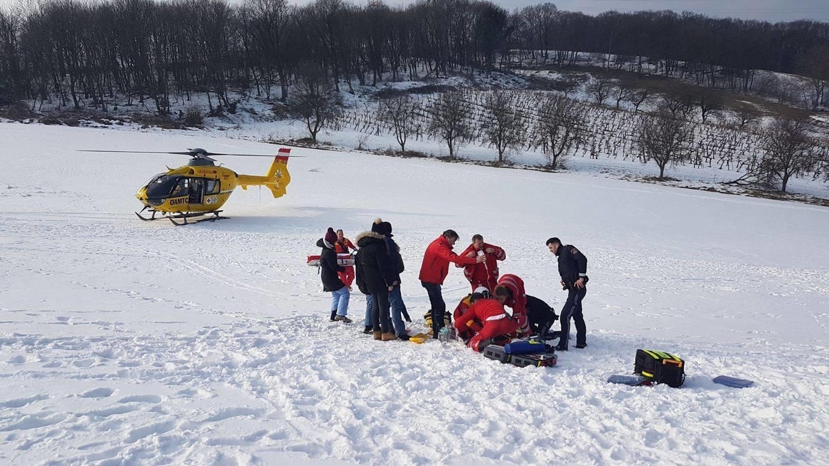 Die Frau wurde bei dem Rodelunfall verletzt und musste ins Spital geflogen werden. Symbolbild