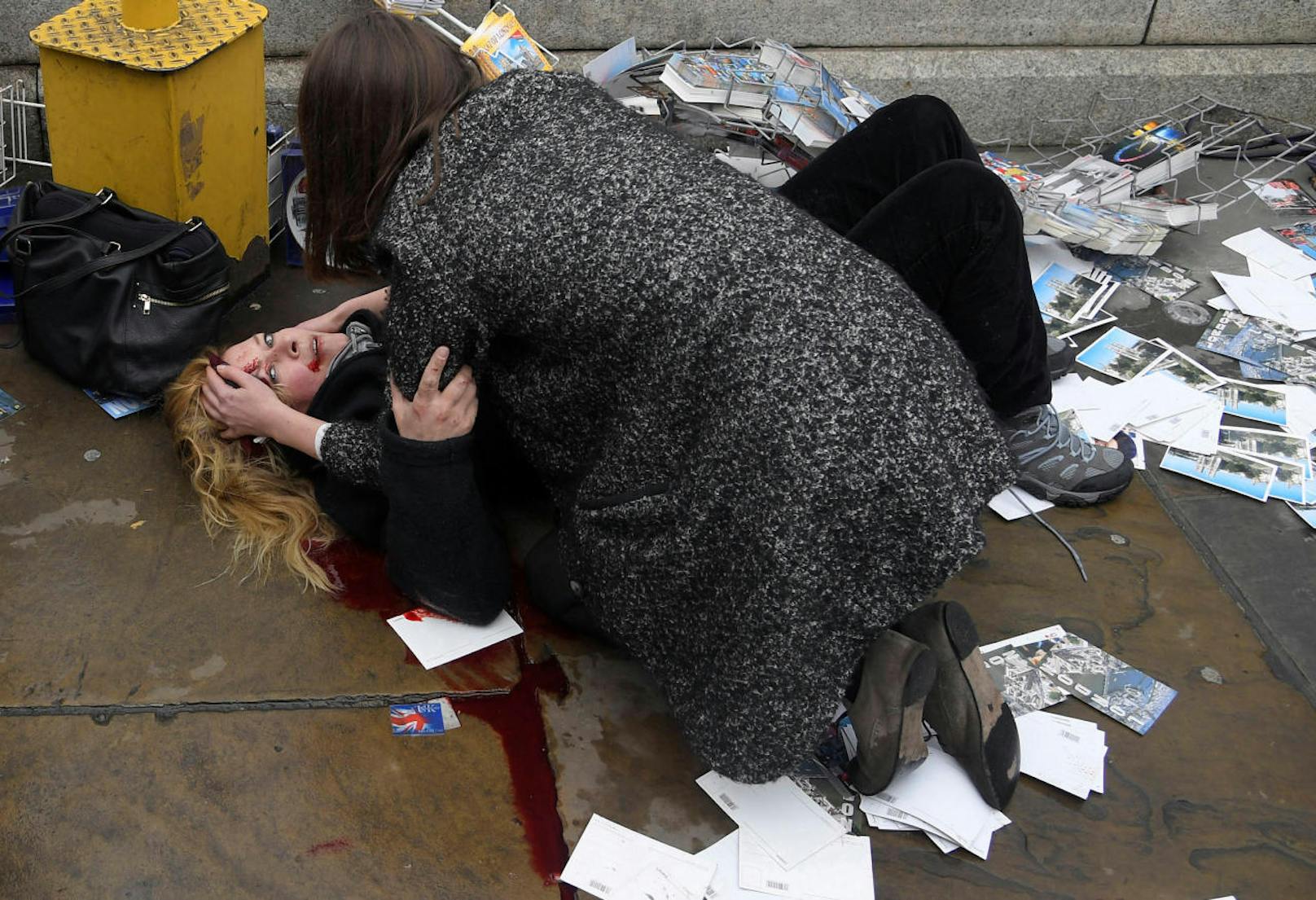 Toby Melville fotografierte eine unbekannte Passantin, die sich iwährend eines Terror-Anschlags in London um die verletzte US-Touristin Melissa Cochran kümmert.
