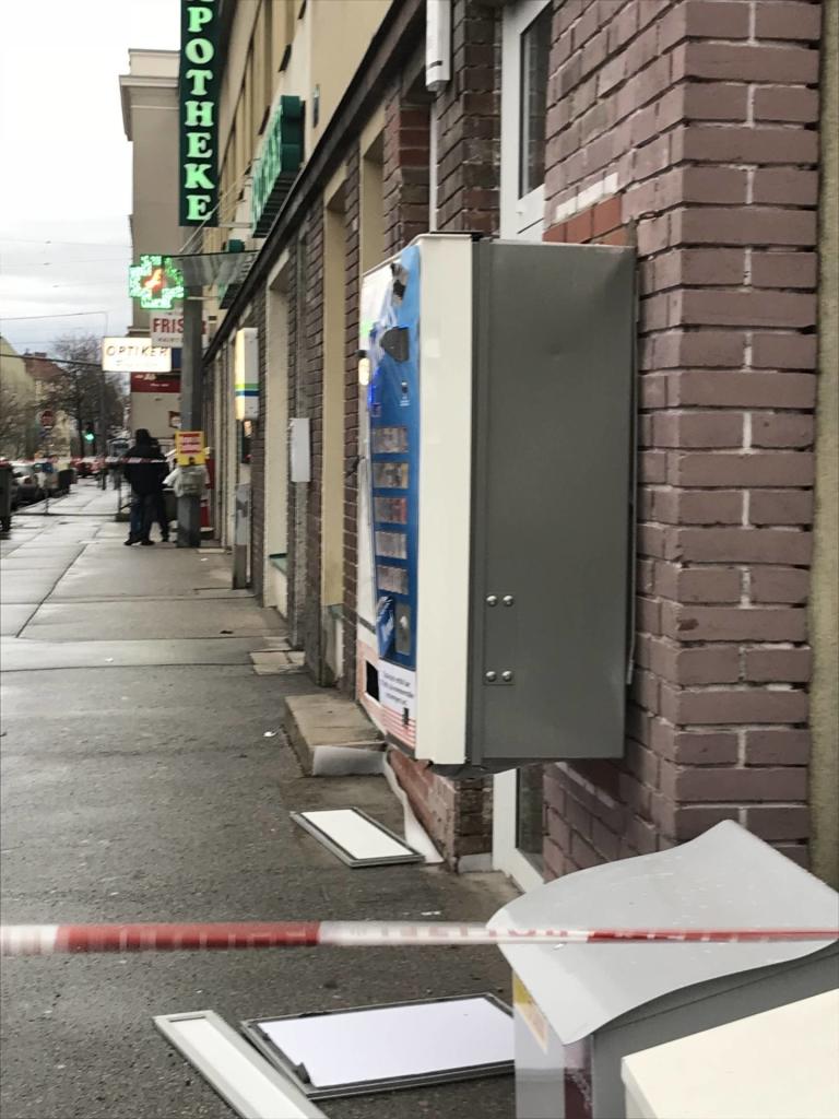 Vandalen zerstörten den Automaten mit Pyrotechnik. Symbolbild