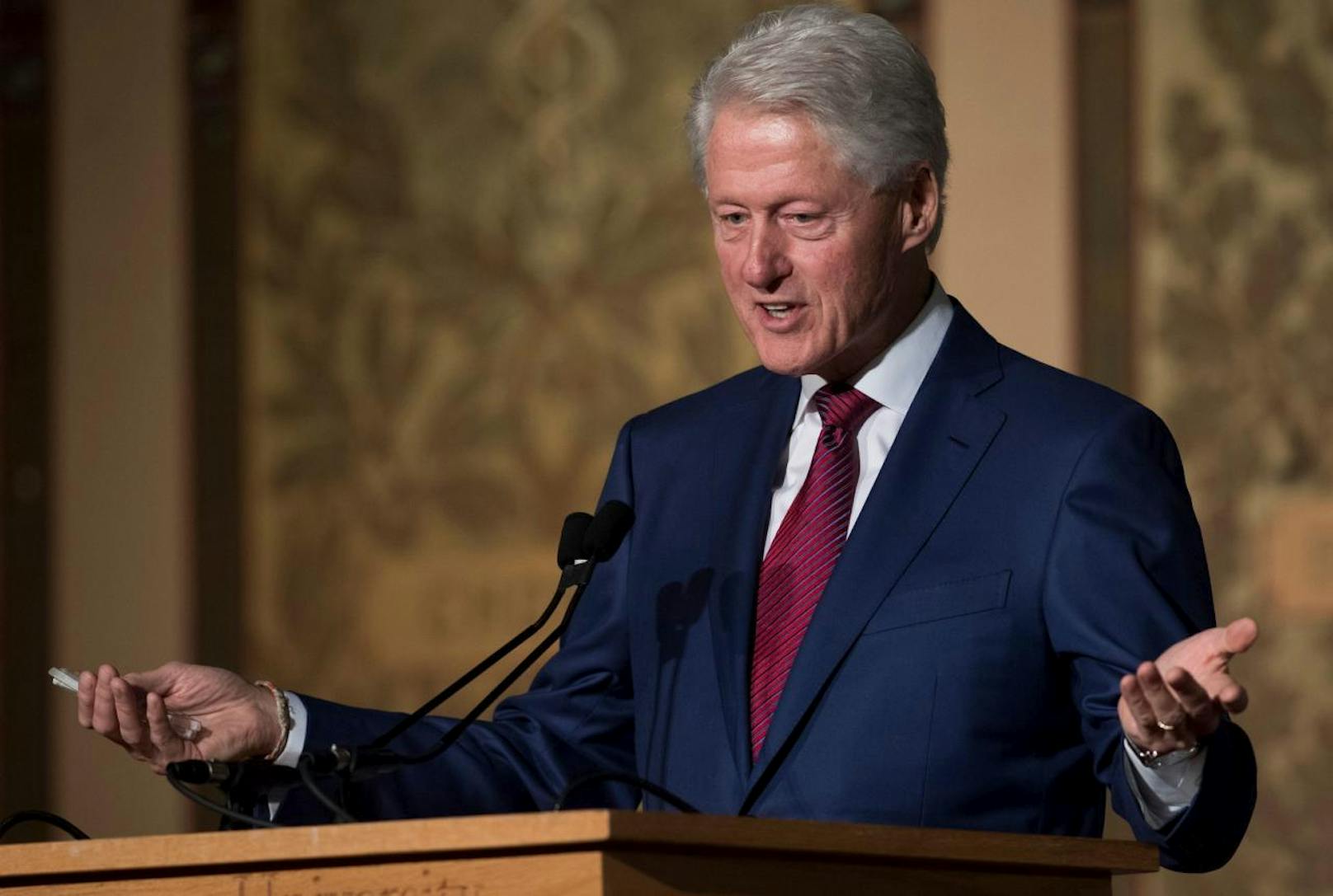 Bill (Bild) und Hillary Clinton zeigten sich betrübt über den Tod ihres ehemaligen Butlers. Für sie war er acht Jahre im Dienst.