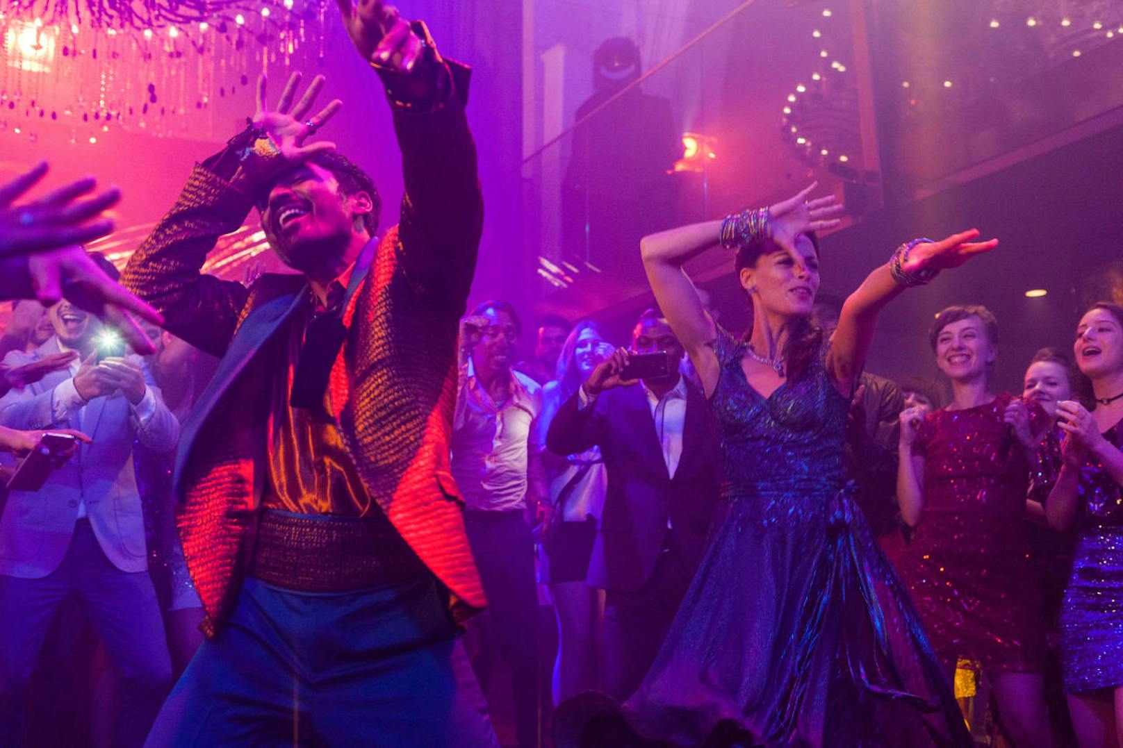 Nelly und Aja tanzen in einer Disko wie in einem typischen Bollywood-Film