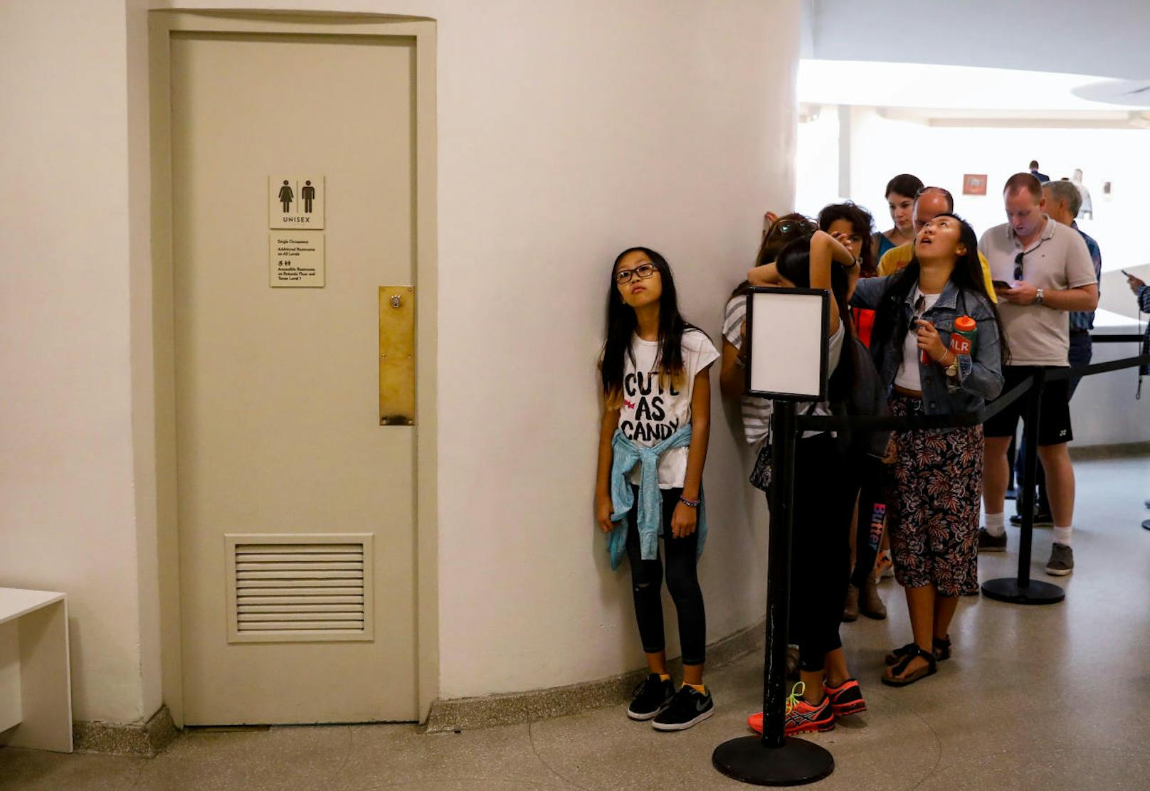 Mehr als 100.000 Leute stellten sich im 5. Stock des Guggenheim Museum in New York geduldig an, um auf dem goldenen Thron Platz nehmen zu können. Das Klo hatte einen eigenen Security-Mann und wurde in kurzen Abständen mit speziellen Putzmitteln gesäubert. Die Ausstellung ist inzwischen vorbei.