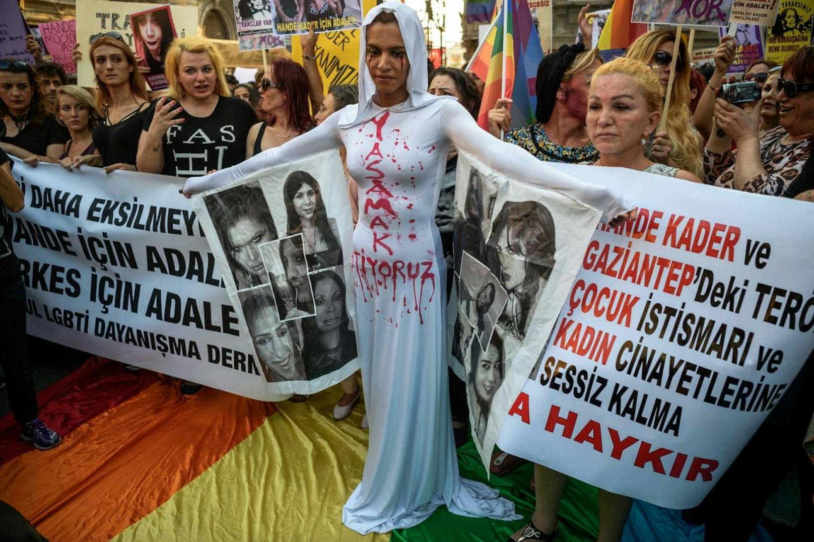 Hunderte Demonstranten fordern bei einem Protest im August 2016 Aufklärung des Mordes an der Transgender-Aktivistin Hande Kader.